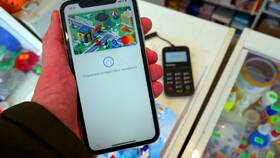 Как правильно наклеить платежный стикер на iPhone в Tupperware